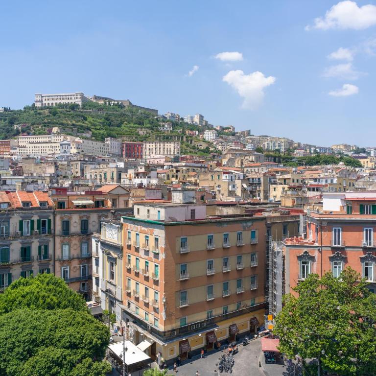 Piazza Carità- Vista Vesuvio- 4 camere -16 ospiti - Appartamento Premier con 4 Camere da Letto - 14