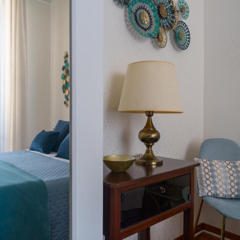 Piazza Carità- Vista Vesuvio- 4 camere -16 ospiti - Appartamento Premier con 4 Camere da Letto - 25