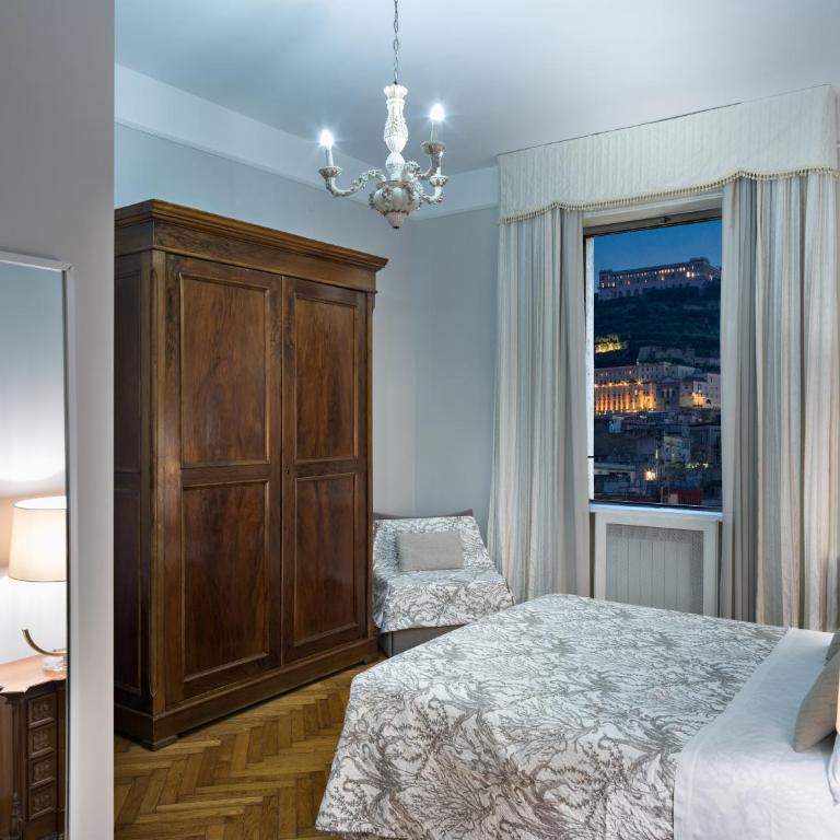 Piazza Carità- Vista Vesuvio- 4 camere -16 ospiti - Appartamento Premier con 4 Camere da Letto - 26