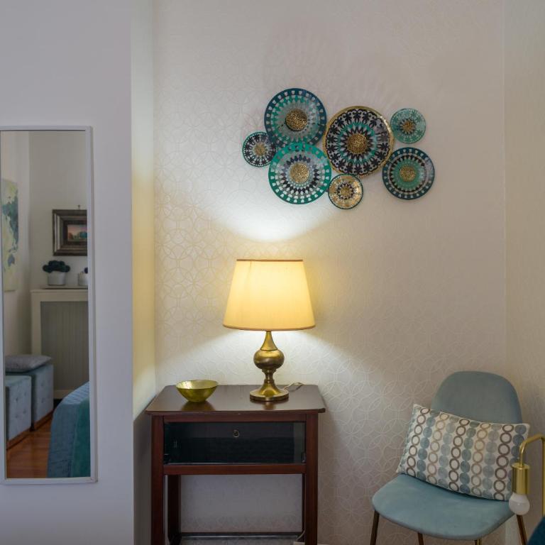 Piazza Carità- Vista Vesuvio- 4 camere -16 ospiti - Appartamento Premier con 4 Camere da Letto - 32