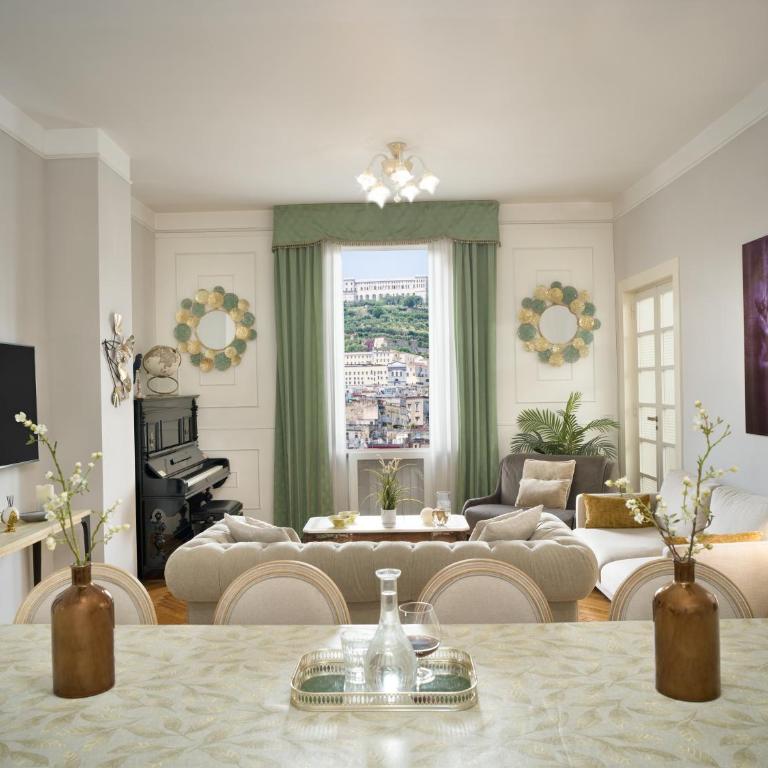 Piazza Carità- Vista Vesuvio- 4 camere -16 ospiti - Appartamento Premier con 4 Camere da Letto - 1