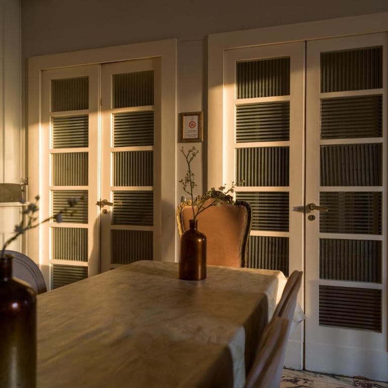 Piazza Carità- Vista Vesuvio- 4 camere -16 ospiti - Appartamento Premier con 4 Camere da Letto - 52
