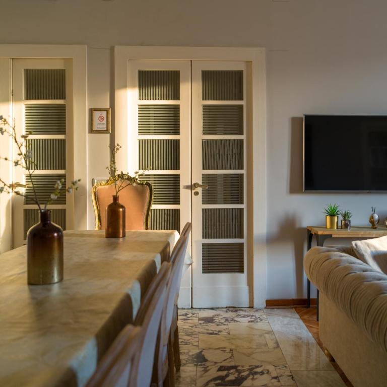 Piazza Carità- Vista Vesuvio- 4 camere -16 ospiti - Appartamento Premier con 4 Camere da Letto - 43