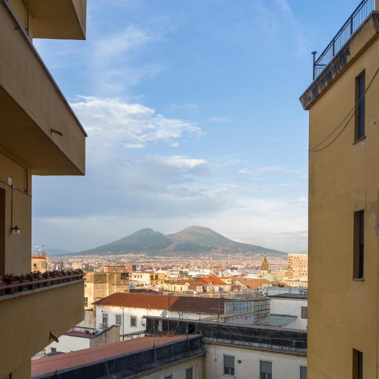 Piazza Carità- Vista Vesuvio- 4 camere -16 ospiti - Appartamento Premier con 4 Camere da Letto - 42