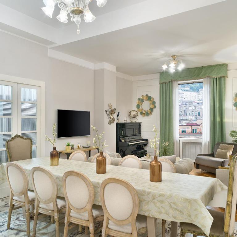 Piazza Carità- Vista Vesuvio- 4 camere -16 ospiti - Appartamento Premier con 4 Camere da Letto - 53