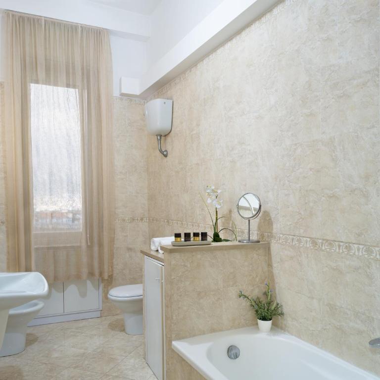Piazza Carità- Vista Vesuvio- 4 camere -16 ospiti - Appartamento Premier con 4 Camere da Letto - 57