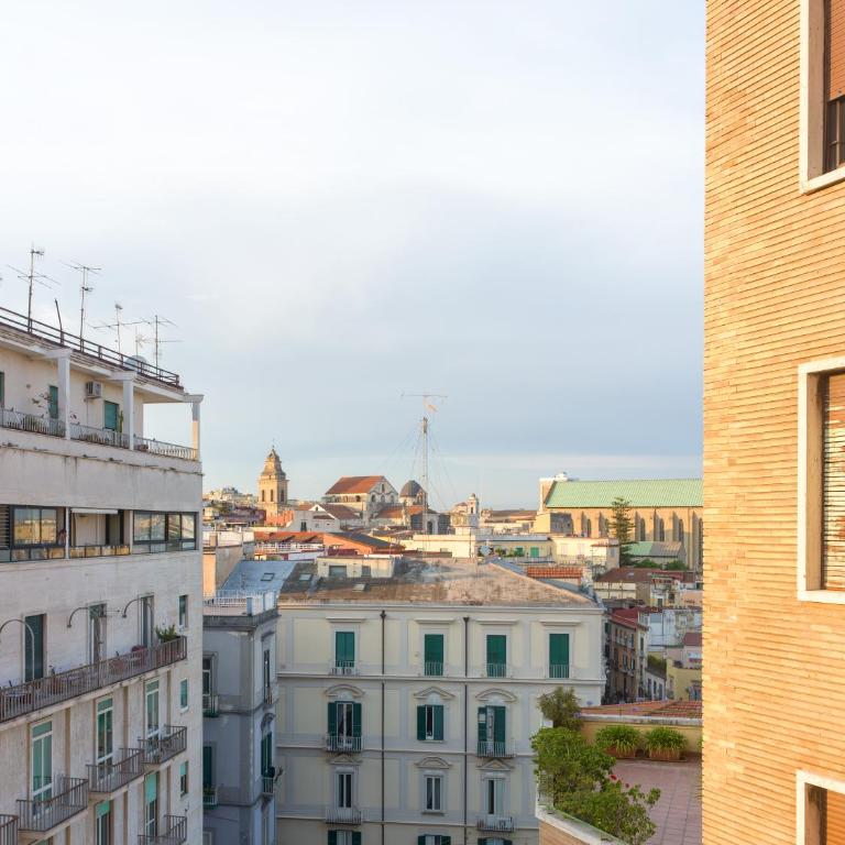 Piazza Carità- Vista Vesuvio- 4 camere -16 ospiti - Appartamento Premier con 4 Camere da Letto - 56