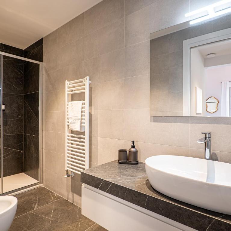 Entire Floor, 3 Luxury Apt, Sleeps 12, 100m Duomo, AC e WiFi - Appartamento con 3 Camere da Letto e con Vista - 31