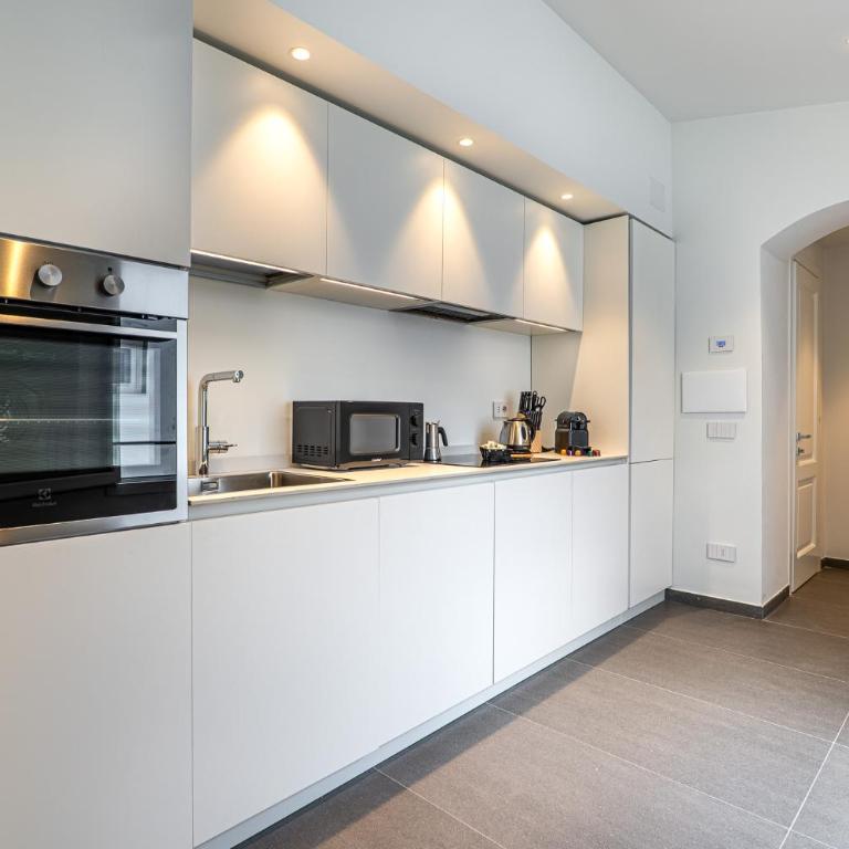 Entire Floor, 3 Luxury Apt, Sleeps 12, 100m Duomo, AC e WiFi - Appartamento con 3 Camere da Letto e con Vista - 12