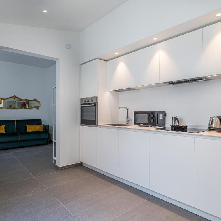 Entire Floor, 3 Luxury Apt, Sleeps 12, 100m Duomo, AC e WiFi - Appartamento con 3 Camere da Letto e con Vista - 21