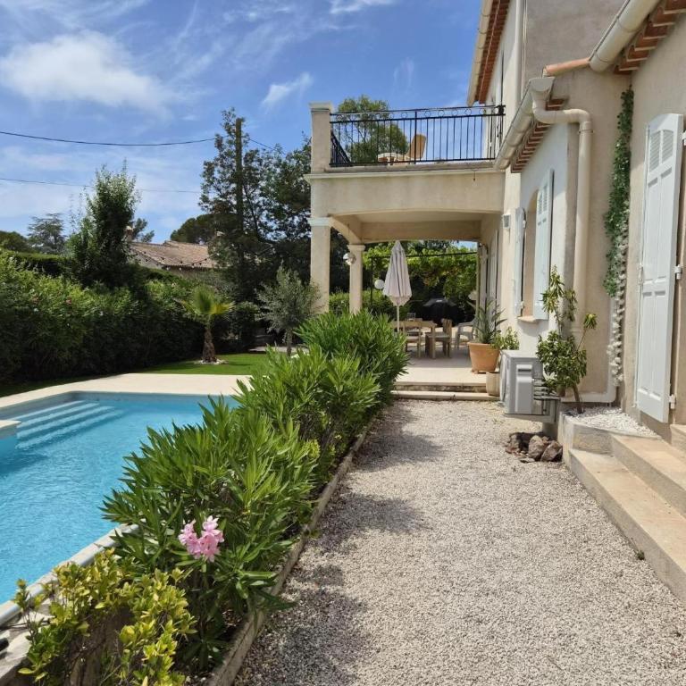 4 Bedrooms Villa Pool near sea - Villa - Vue sur Jardin - 4