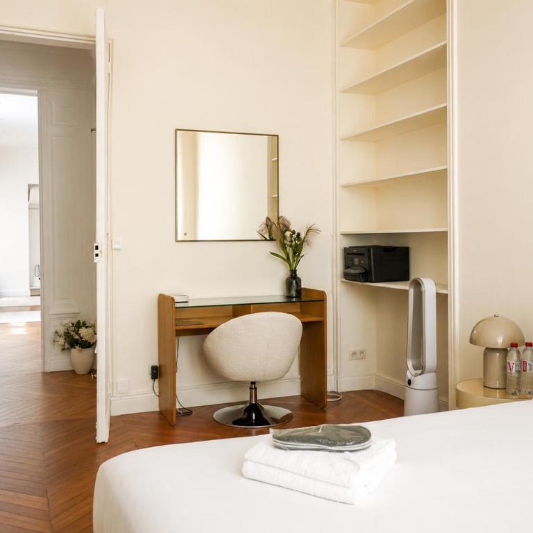 Prestige Eiffel Tower Haussmannien 3 Chambres - Three-Bedroom Apartment - 11