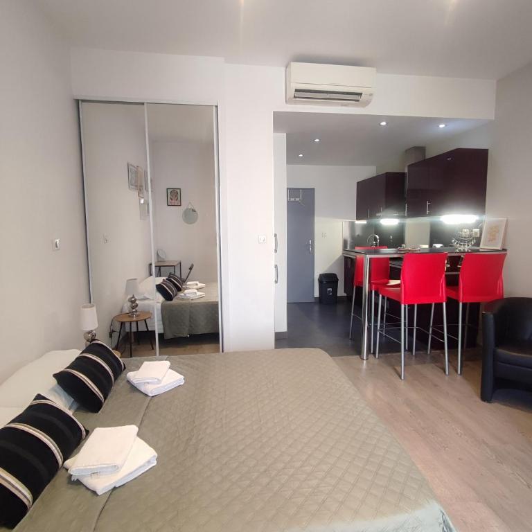 Studio de 25m2 - Extra centre - À 5 min à pied des plages - Commerces et restaurants sur place - Clim - Wifi - EXCEPTIONNEL - Studio Supérieur - 8