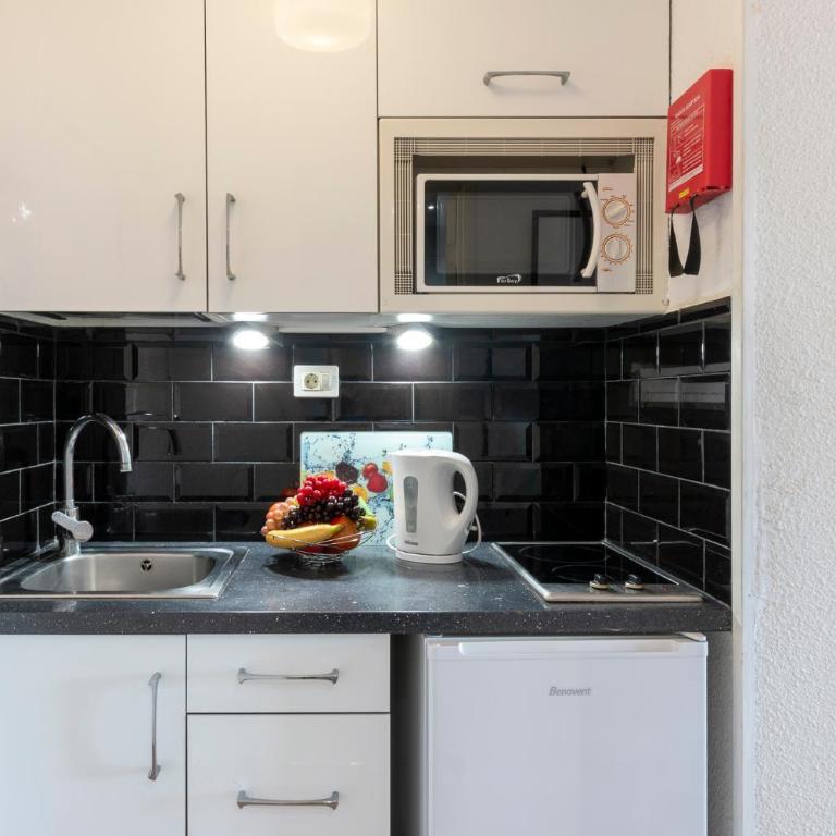 Central Studio Apartment Communal Heated Pool - Apartamento Estudio con balcón - 3