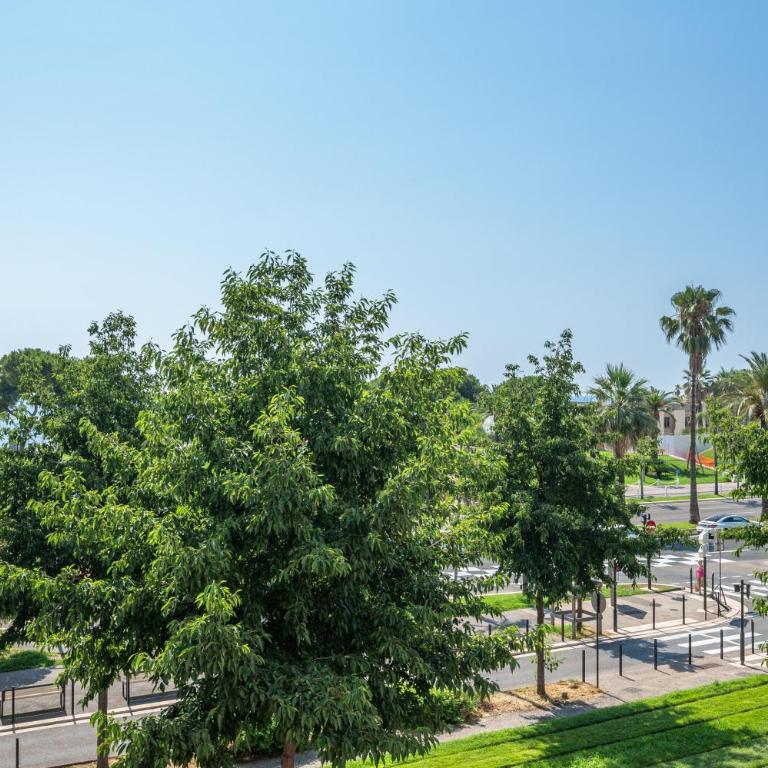 Relaxation 2 Steps From the Sea - Terrace / View - One-Bedroom Apartment with Garden View - 10