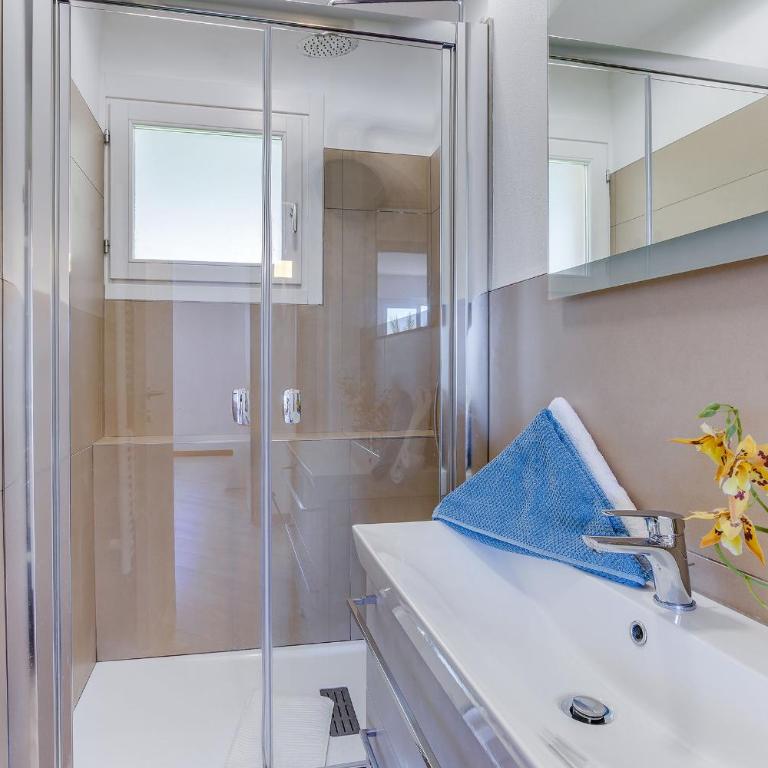 FLOTS BLEUS AP4513 By Riviera Holiday Homes - Appartement 2 Chambres avec Terrasse et Vue sur la Mer - 20