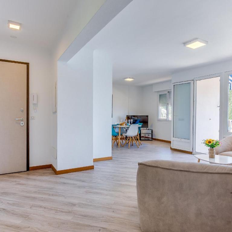 FLOTS BLEUS AP4513 By Riviera Holiday Homes - Appartement 2 Chambres avec Terrasse et Vue sur la Mer - 8