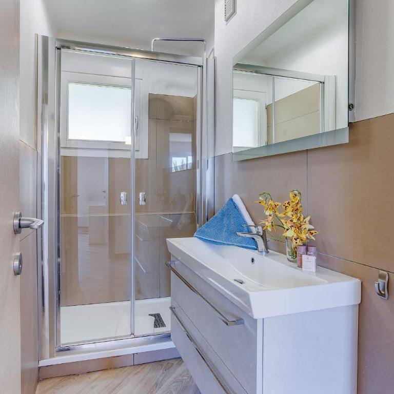 FLOTS BLEUS AP4513 By Riviera Holiday Homes - Appartement 2 Chambres avec Terrasse et Vue sur la Mer - 18
