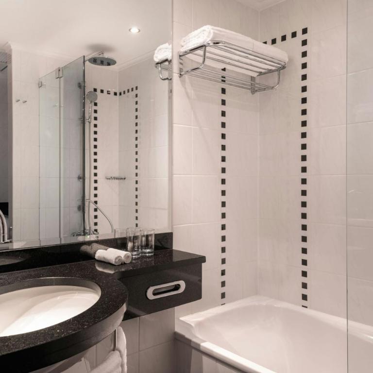 The Westin Grand Munich - Urban Garden Zimmer mit Kingsize-Bett und Balkon - 8