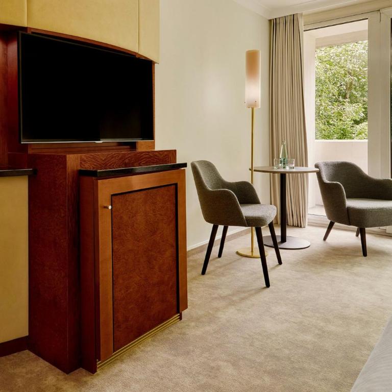 The Westin Grand Munich - Urban Garden Zimmer mit Kingsize-Bett und Balkon - 7
