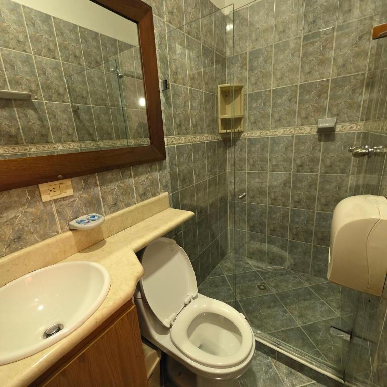 Hotel Monarca - Quadruple Room - 5