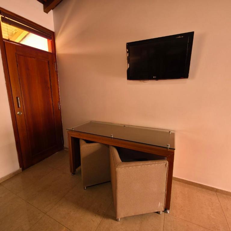 Hotel Monarca - Family Room with Balcony - 6