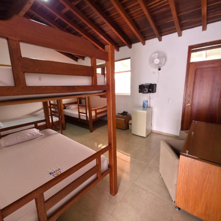 Hotel Monarca - Family Room with Balcony - 9