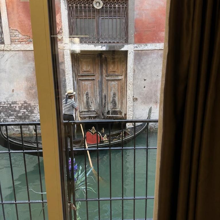 Dimora Canal View Modern Elegance - One-Bedroom Apartment - 1