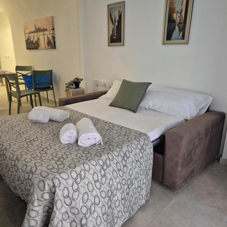 Dimora Canal View Modern Elegance - One-Bedroom Apartment - 2