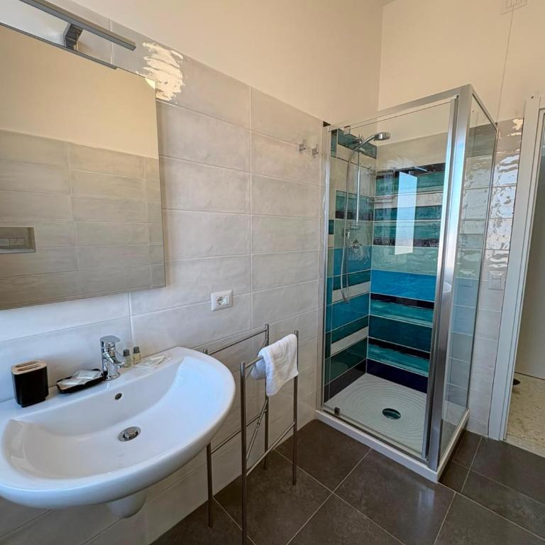 ASCHENEZ 26 ROOMS & SUITEs - Camera Matrimoniale con Vista Mare - 8