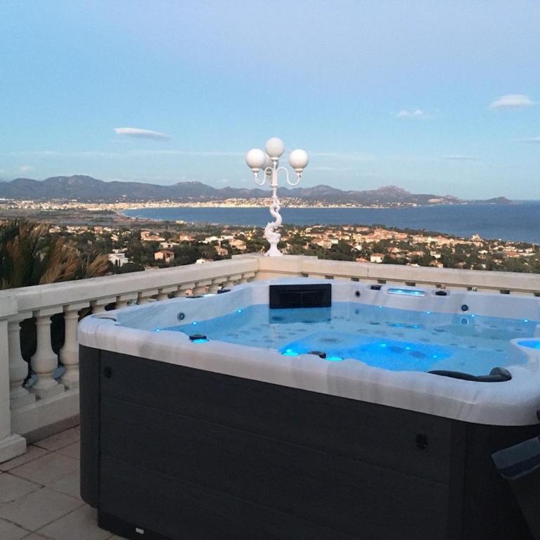 Villa de luxe entre Cannes et Saint-Tropez - Villa - Vue sur Mer - 4
