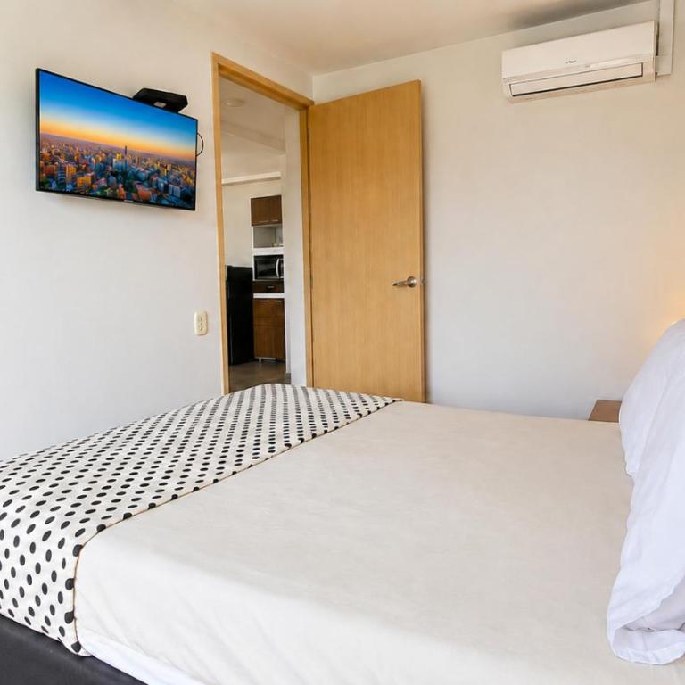 Cold AC-fast Wi-Fi-great location-Medellin fun - One-Bedroom Apartment - 20