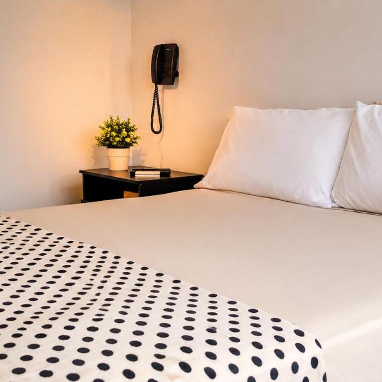 Cold AC-fast Wi-Fi-great location-Medellin fun - One-Bedroom Apartment - 12