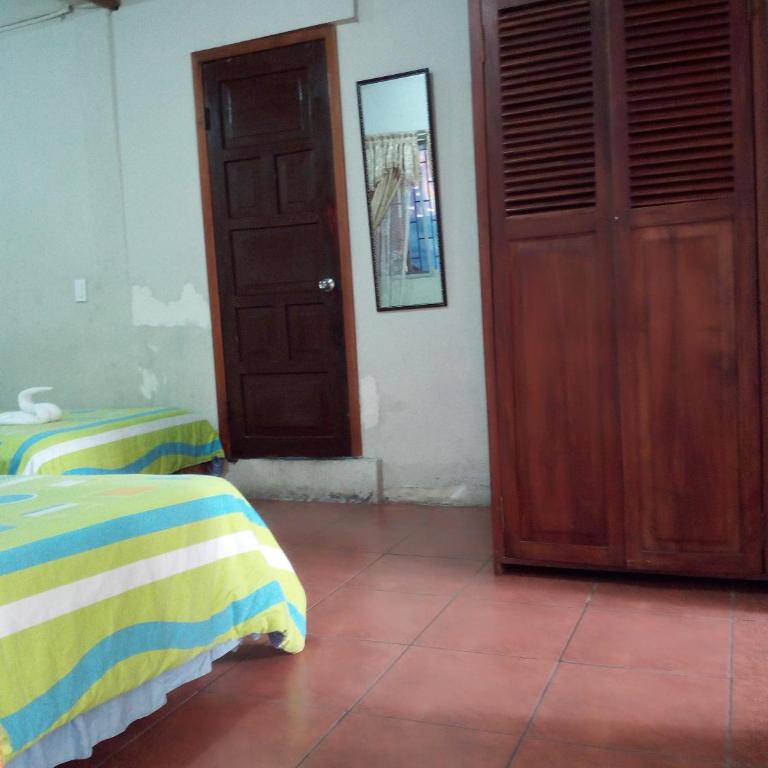 Hostal Miconia - Habitación Familiar con ducha - 1