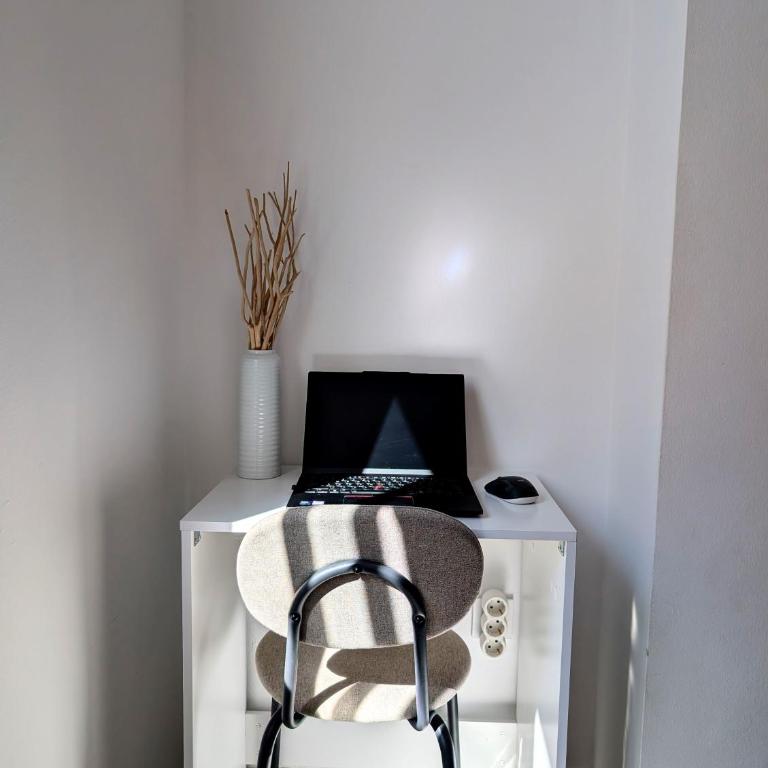 Live Like a Local - Central - Work & Winter Sun - Two-Bedroom Apartment with Balcony - 4