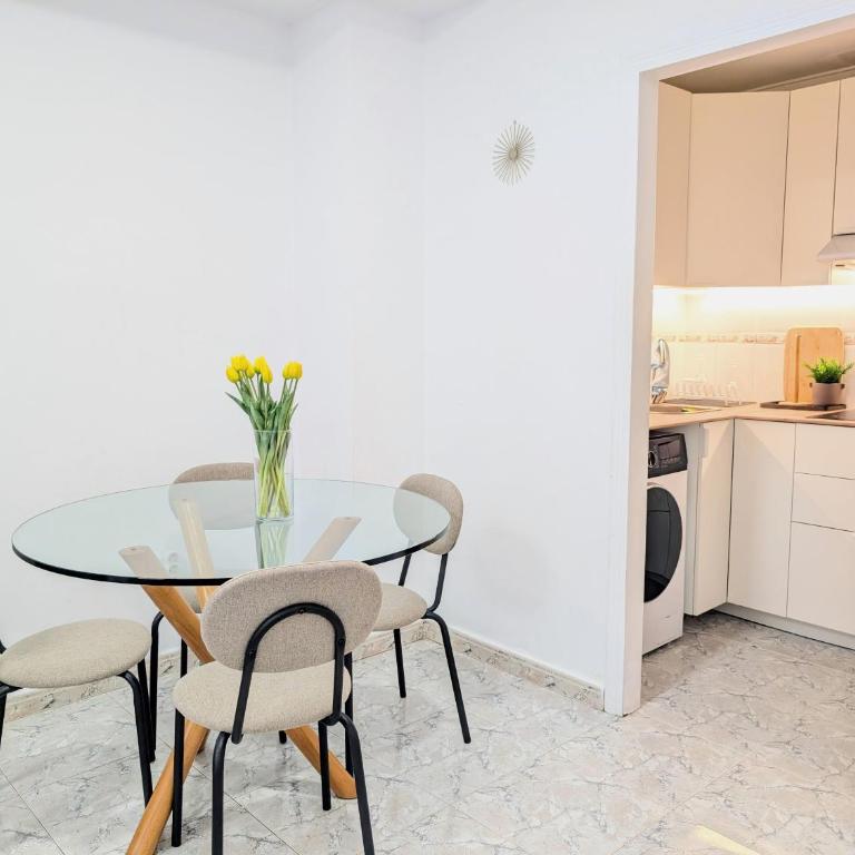 Live Like a Local - Central - Work & Winter Sun - Two-Bedroom Apartment with Balcony - 11
