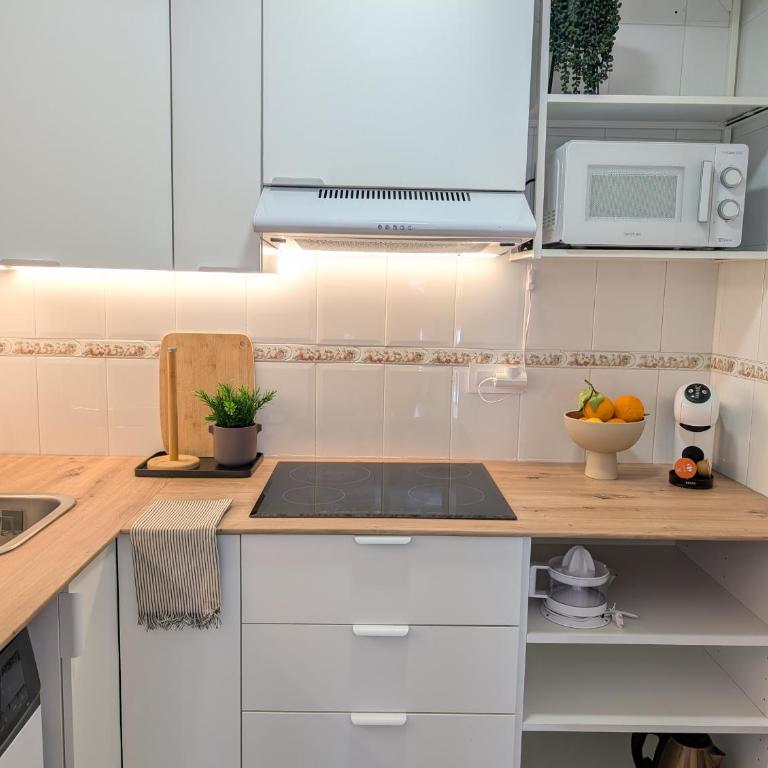 Live Like a Local - Central - Work & Winter Sun - Two-Bedroom Apartment with Balcony - 13