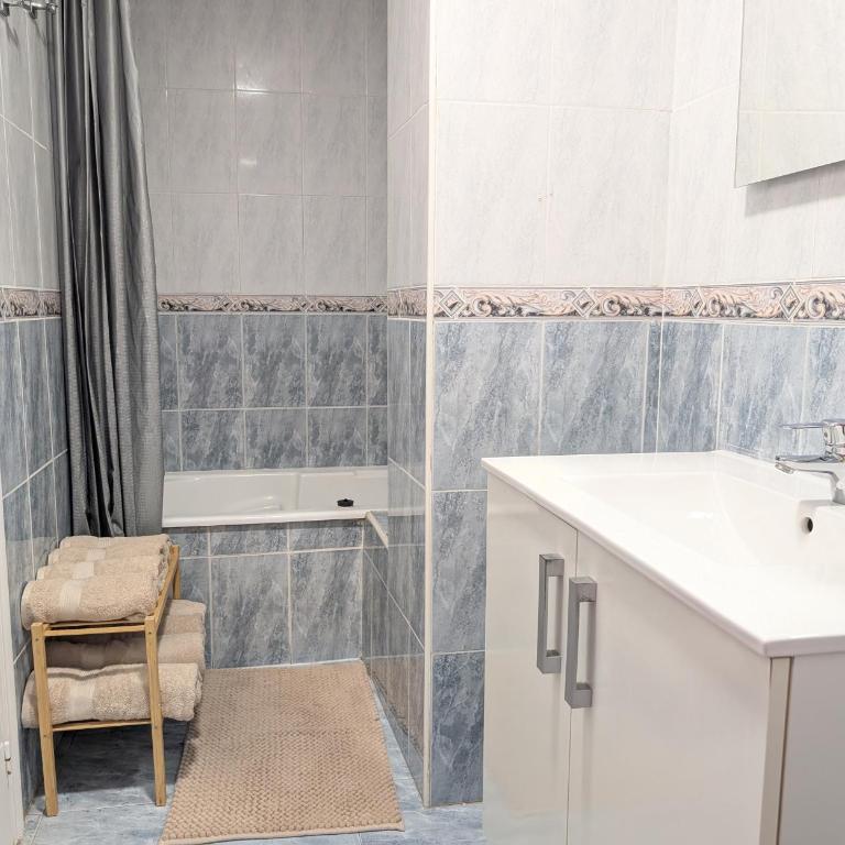 Live Like a Local - Central - Work & Winter Sun - Two-Bedroom Apartment with Balcony - 23