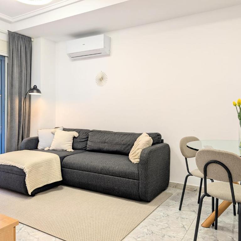 Live Like a Local - Central - Work & Winter Sun - Two-Bedroom Apartment with Balcony - 8