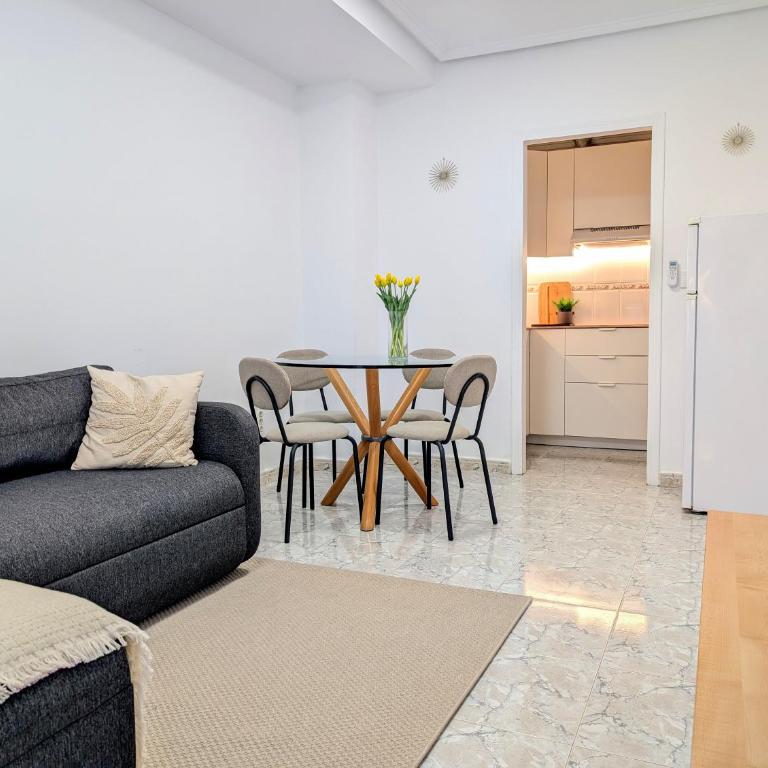 Live Like a Local - Central - Work & Winter Sun - Two-Bedroom Apartment with Balcony - 10