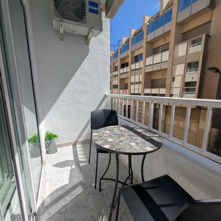 Live Like a Local - Central - Work & Winter Sun - Two-Bedroom Apartment with Balcony - 5
