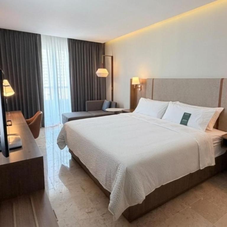 Holiday Inn Acapulco Amarea by IHG - Standard Corner King Room with City View - 1