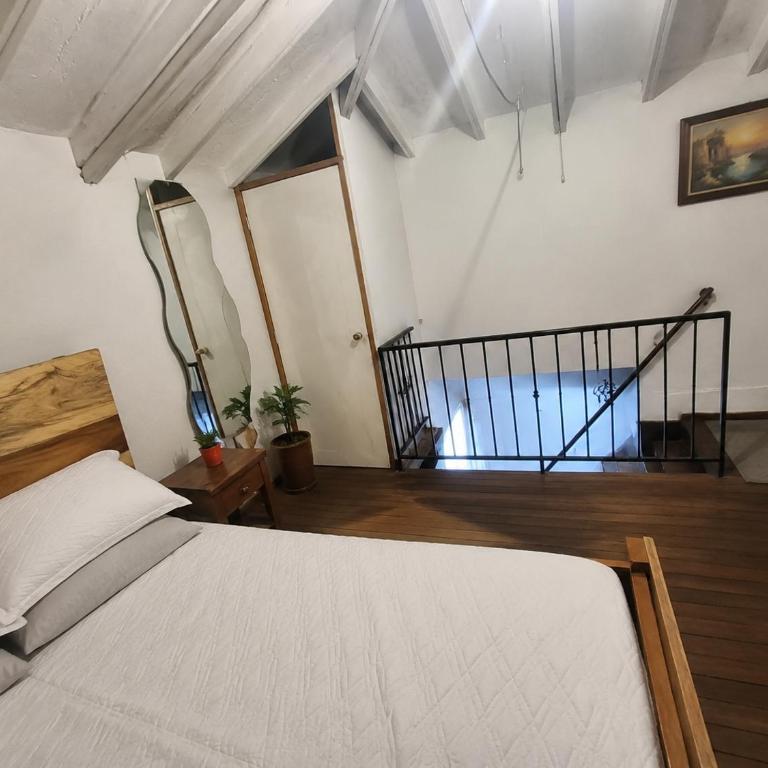 Loft Rústico Zona Universitaria Robledo - Large Double Room - 1