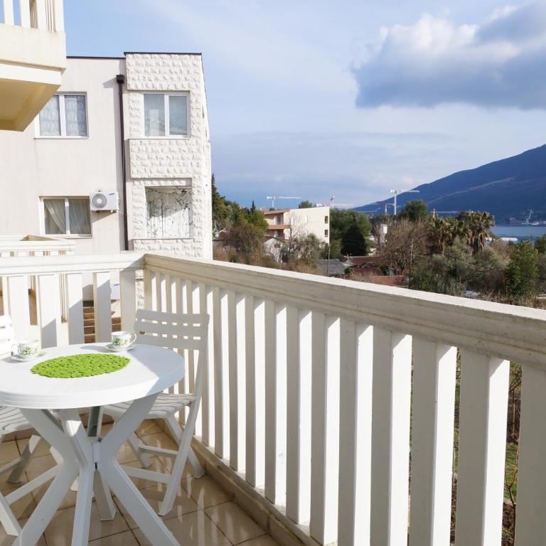 Apartment Begonia of Kumbor - Apartman sa Pogledom na More - 1