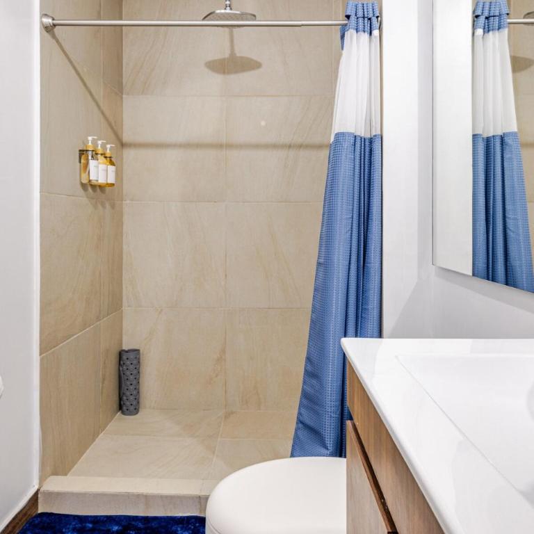 Modern and centrally located, 10 min from Macroplaza with pool - Apartamento de 2 dormitorios - 11