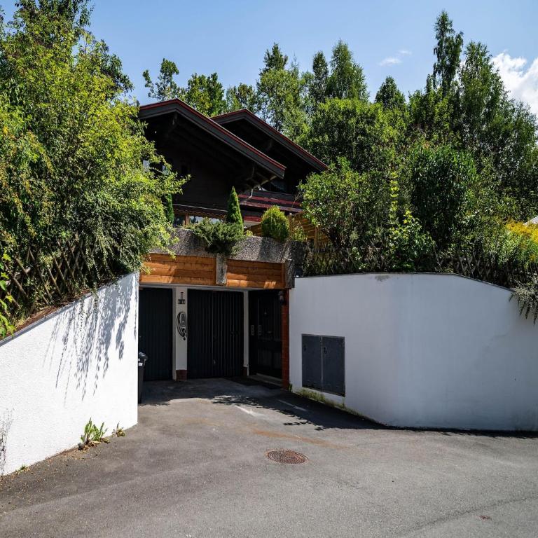Spacious Group Accommodation in Saalfelden - Four-Bedroom Vacation Home - 1