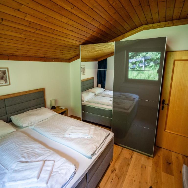 Spacious Group Accommodation in Saalfelden - Four-Bedroom Vacation Home - 12