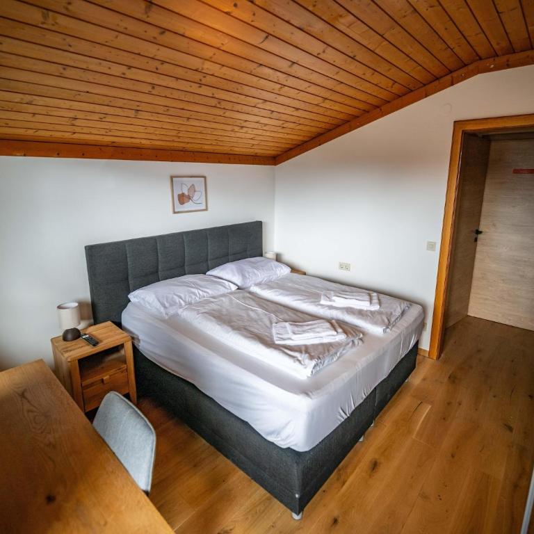 Spacious Group Accommodation in Saalfelden - Four-Bedroom Vacation Home - 11