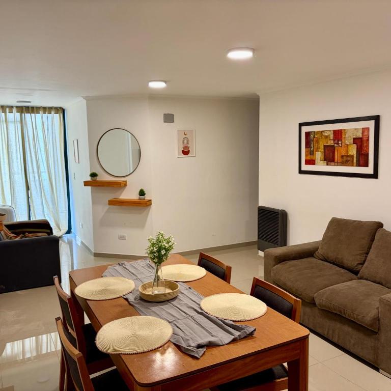 Departamento moderno y céntrico, 2 dormitorios, 70 m2 - Two-Bedroom Apartment with Balcony - 1