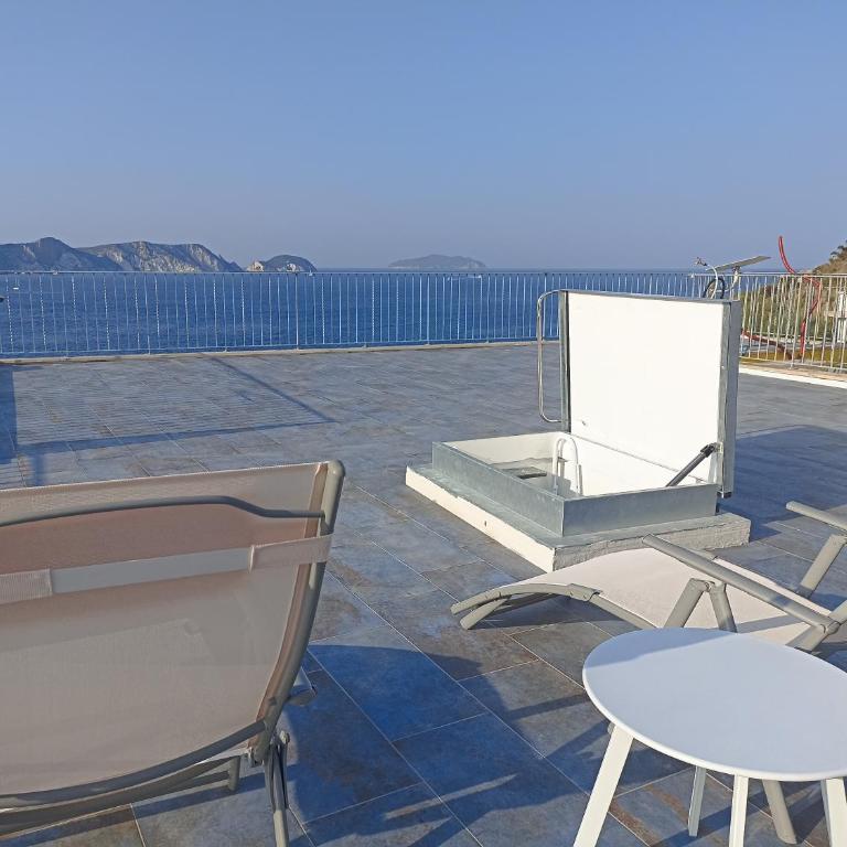 AzzurroMare Ponza Rooms Sea View by Caseaponza it - Camera Matrimoniale con Terrazza - 7